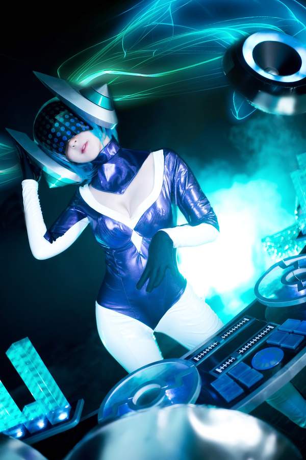 韩国美女cos《lol》dj琴女 身材火辣,科幻感十足