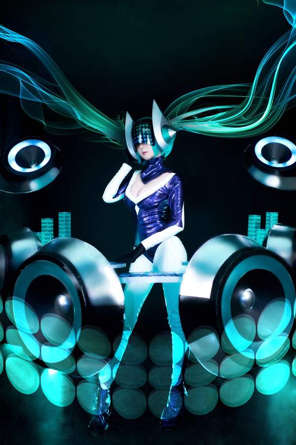 韩国美女cos《lol》dj琴女 身材火辣,科幻感十足