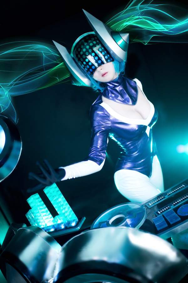 韩国美女cos《lol》dj琴女 身材火辣,科幻感十足