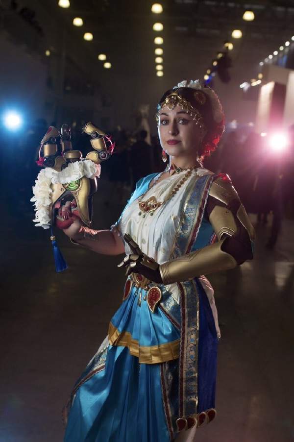 国外妹子cos《守望先锋》秩序之光 身姿灵动,翩翩起舞