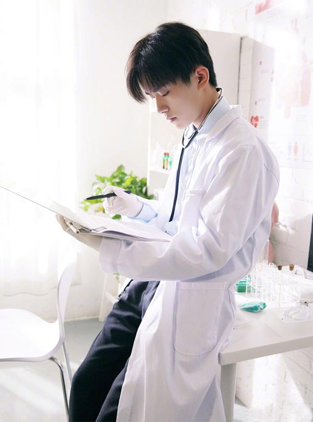 明星穿白大褂:肖战大长腿有型,胡一天像量身定做