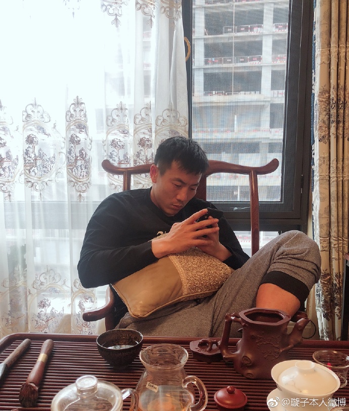 秦升妻子晒图:老公两天睡4小时,为了把时差倒