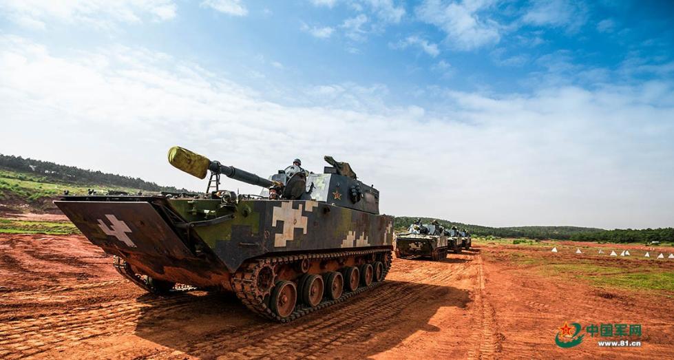 两栖自行榴弹炮迅速转移阵地.