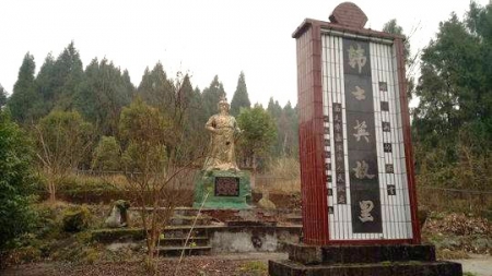 南充世阳镇韩氏宗祠后山半腰的阁老坟前,新塑了韩士英的戎装像.