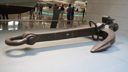 甲午战后,被日军俘获后的镇远舰在旅顺船坞里修理,其舰首铁锚清晰可见