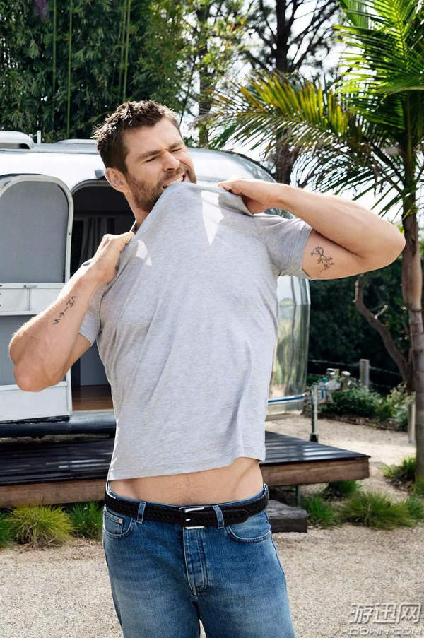 "锤哥"不演雷神后竟吃锤子 猛男身材健硕大秀腹肌