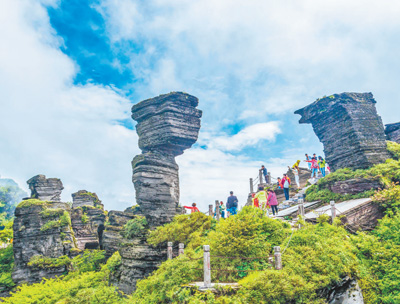图为游客在梵净山景区观赏蘑菇石（资料照片）。石耀臣摄（人民视觉）