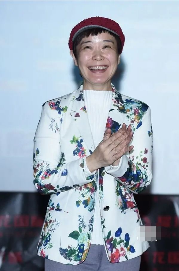 主持人王雪纯罕见露面穿搭俗套又普通皱纹真实也很美