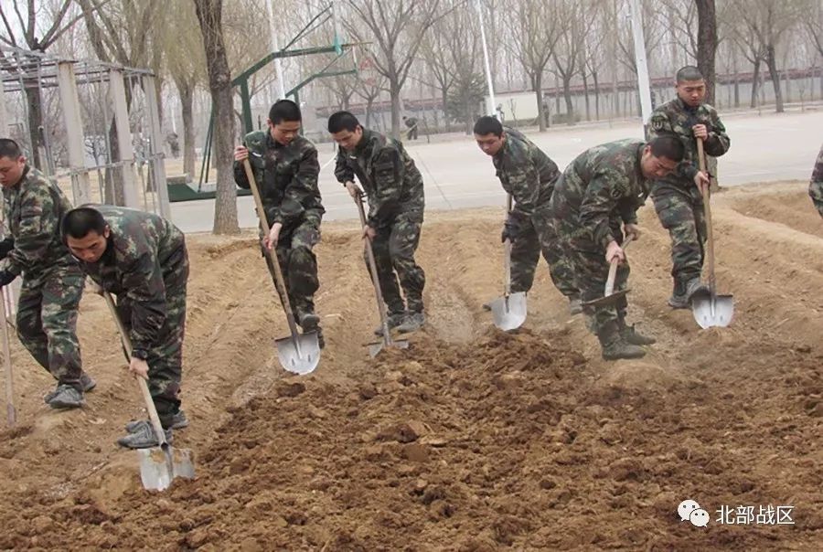 连日来,驻扎在山沟里的96753部队某营,刚刚建成了综合训练场立刻投入