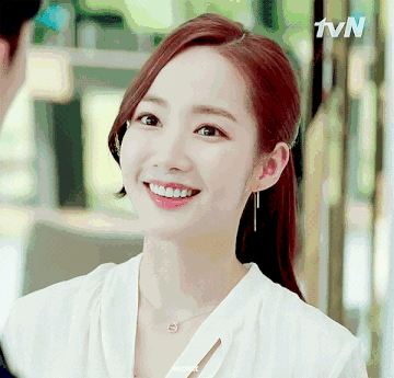 在狂塞狗粮之余,不知道大家有没有注意到,女主角朴敏英的妆发也很"有