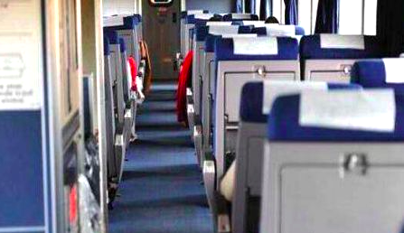 高铁霸座,考验的不只是道德 | 睡前聊一会儿