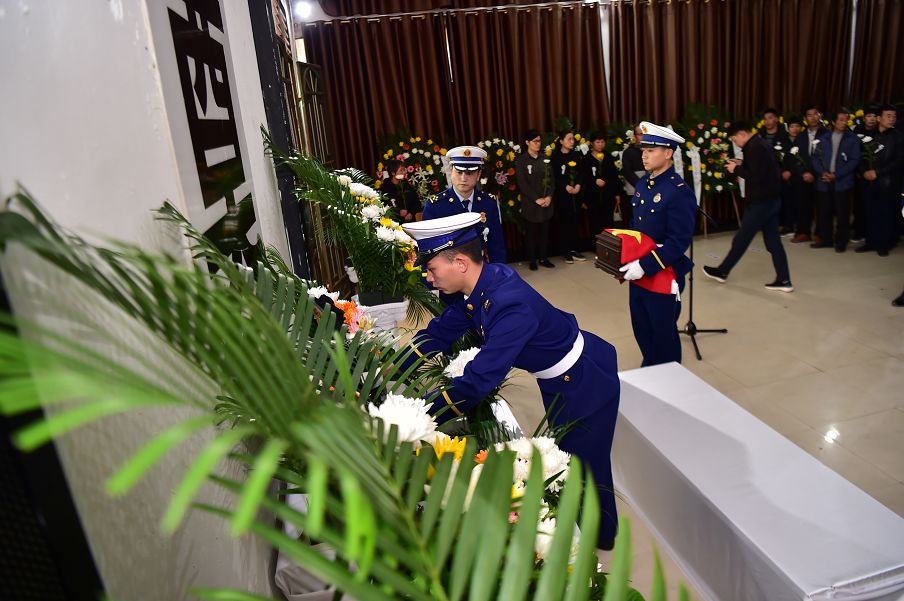 江西赣州籍烈士古剑辉回家了现场万人泪奔