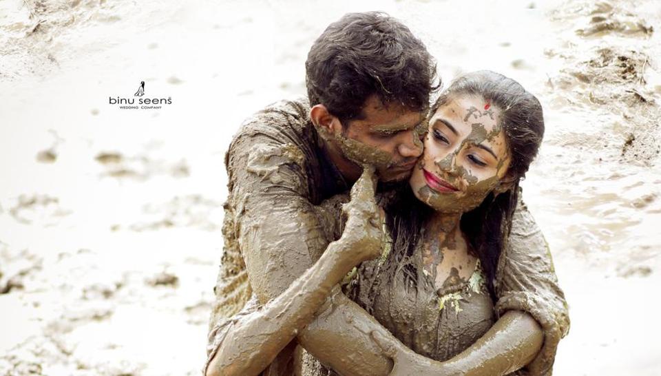  印度夫妇的泥浆婚纱照。（图源：印度时报）
