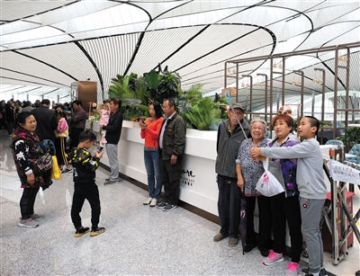 昨日，小雨难挡观光游客打卡大兴机场的热情。新京报记者 吴婷婷 摄