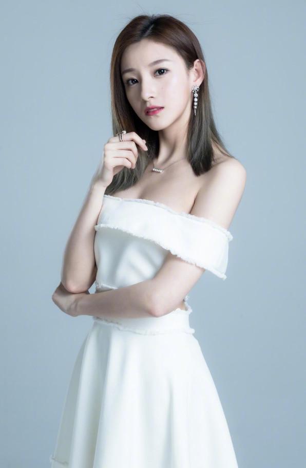 马凡舒是nba首位女主播,被称为世界杯最美主持人,穿搭靓丽!