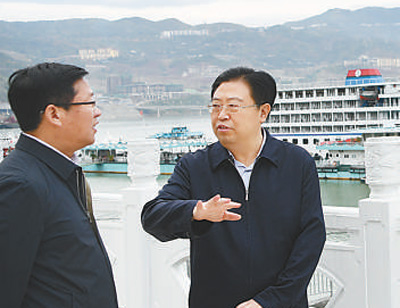 李春奎（右）在巫山旅游码头调研旅游发展情况。新华社记者 王全超摄