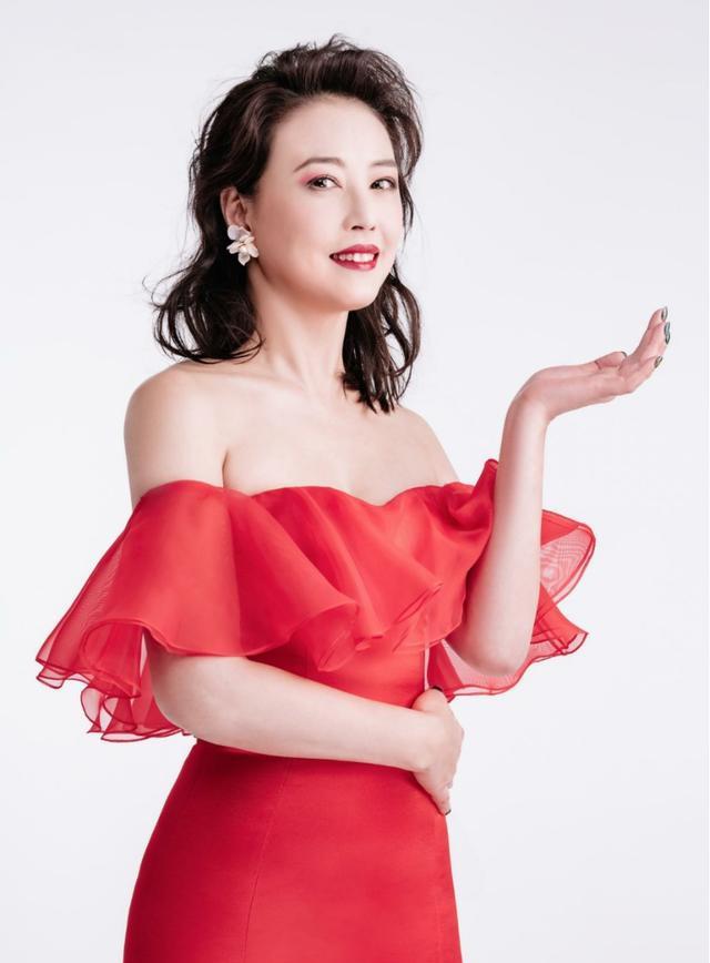 周海媚这次典礼造型好高贵穿深蓝色吊带晚礼服搭盘发好妩媚