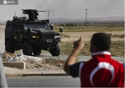  图为向土耳其-叙利亚边境集结的土耳其军队，图片来自东方IC