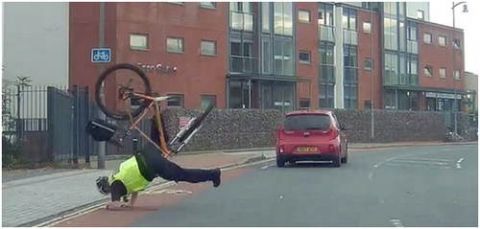 英警察追赶嫌犯中途"翻车" 翻的是自行车