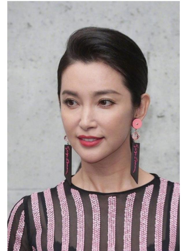 无ps镜头下,ab法令纹比李冰冰还深,刘亦菲的嘴巴像刚吃了芝麻糊