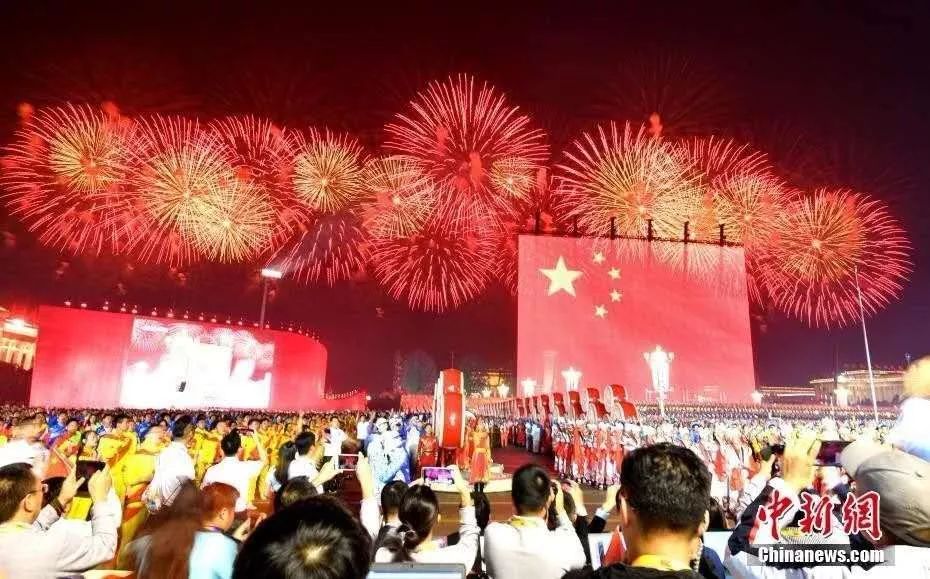 国庆70周年联欢活动于10月1日晚在天安门广场举行。中新社记者 王东明 摄