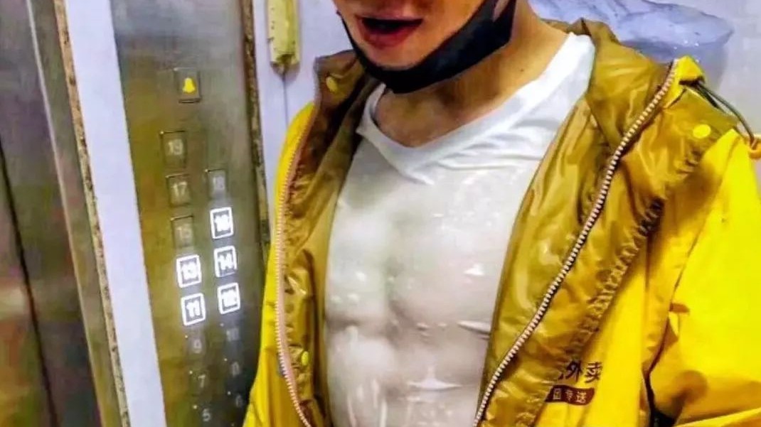 成都暴雨美团外卖小哥湿身见腹肌天惹现在骑手要求这么高了吗