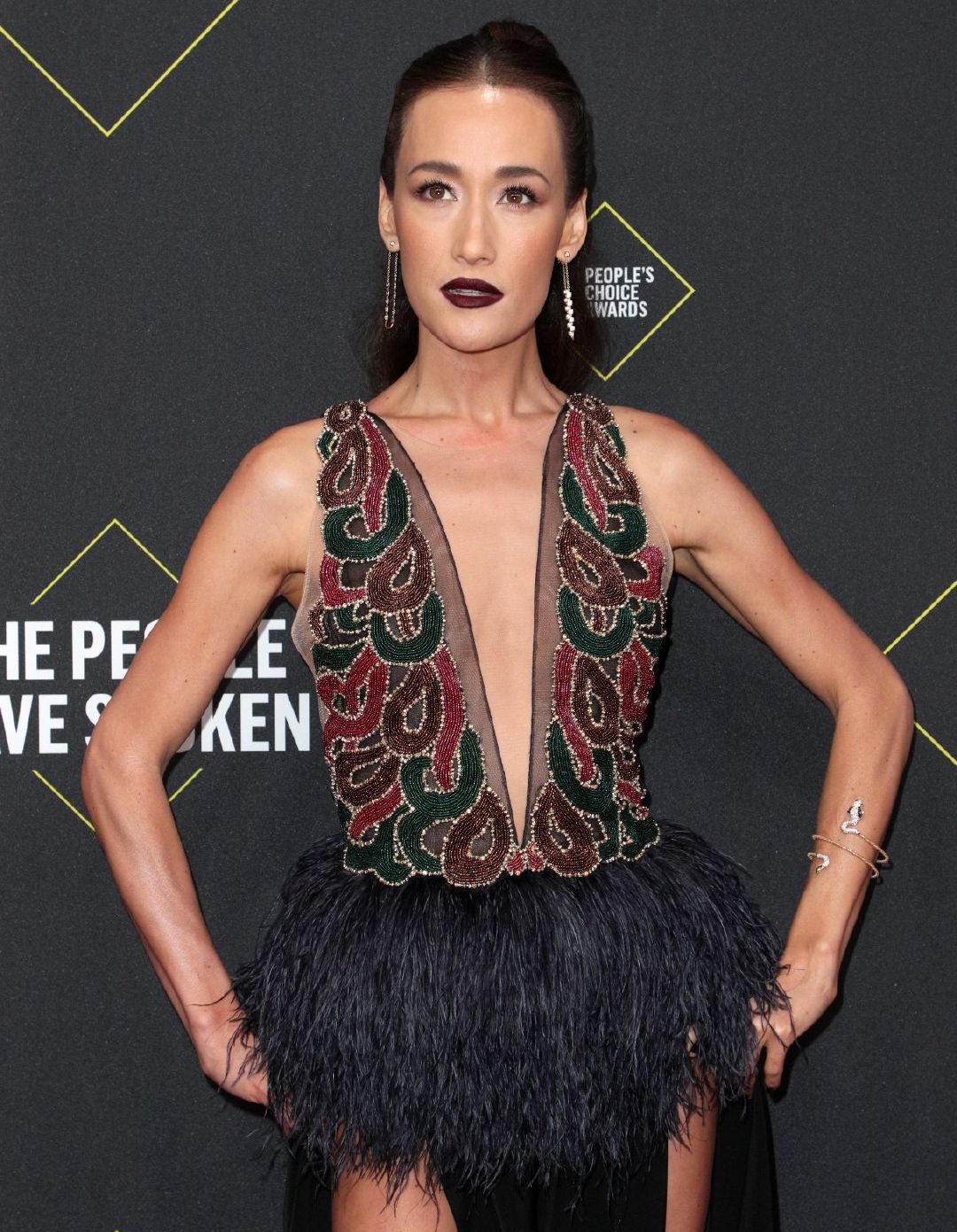 华裔女星李美琪出席第45届人民选择奖穿孔雀装骨感也是一种美