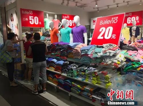 班尼路羽绒服:班尼路成老汉衫?80后90后00后的穿衣鄙视链(图) 资料图:班尼路实体店 姚露 摄
