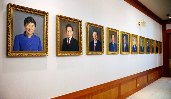 青瓦台展出的历任总统肖像（韩国《国民日报》）
