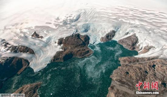 资料图：2019年6月，被大量冰雪覆盖的格陵兰岛出现出现不寻常的融冰情况，约20亿吨冰雪在一日内融化。