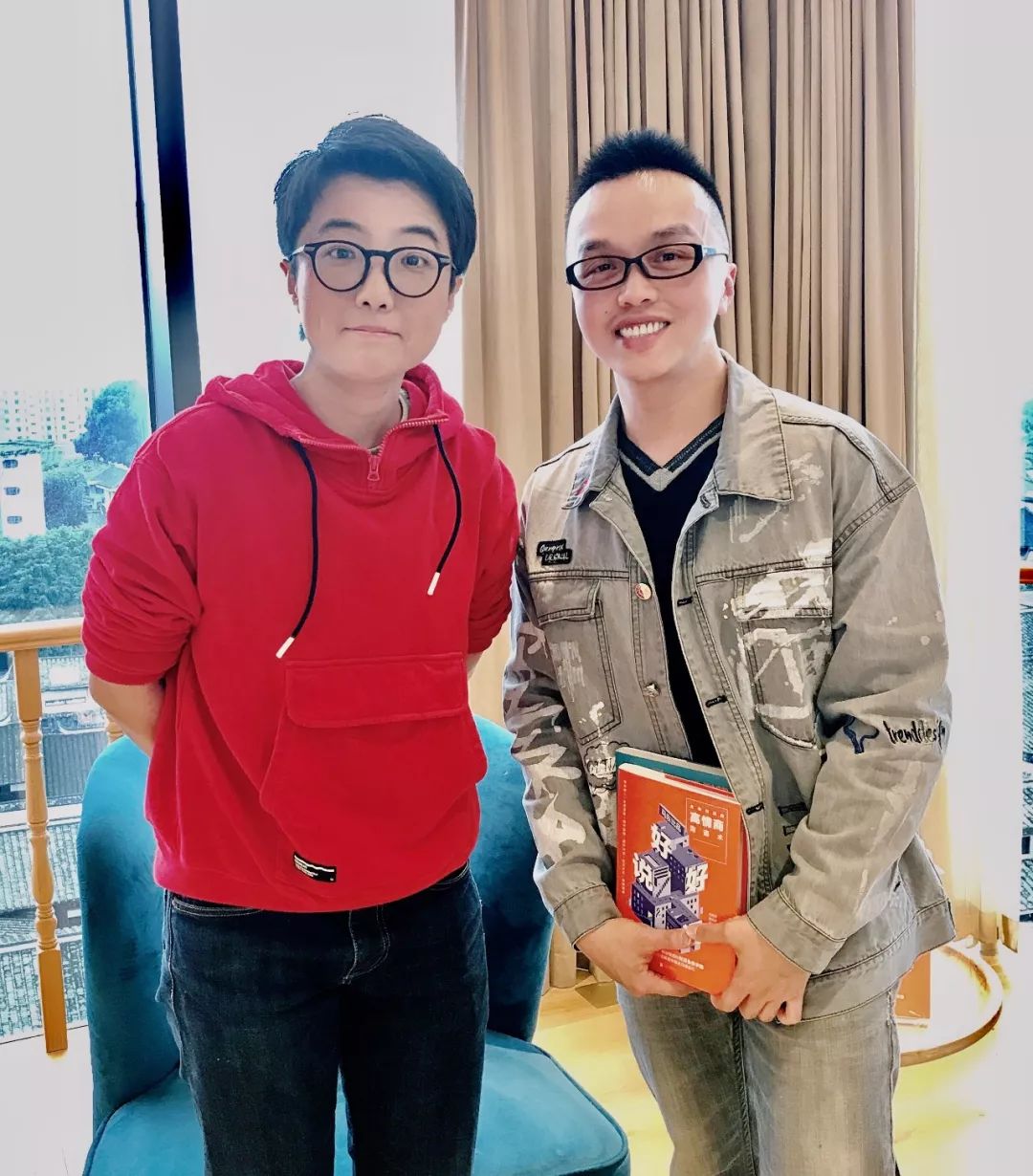 《设计急诊室》上线,邱晨自己担任主讲人,这也是她在线教育领域的一次