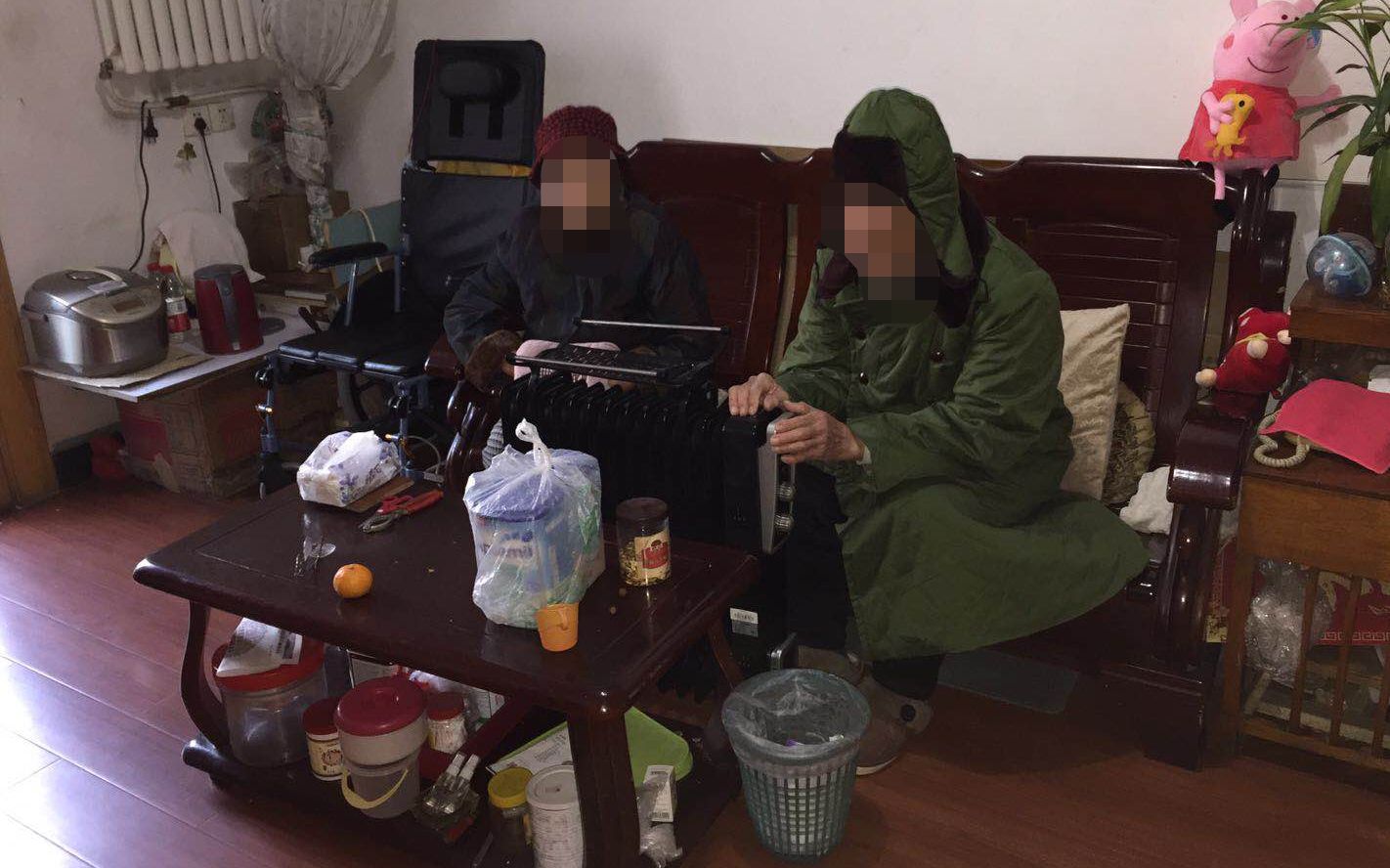 红松园北里2号院，一户居民只能靠取暖器过冬。受访者供图