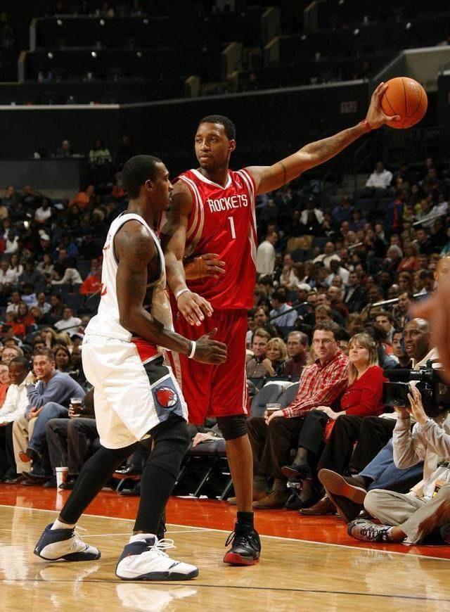 麦蒂目空一切的单手持球  本文来自东方体育