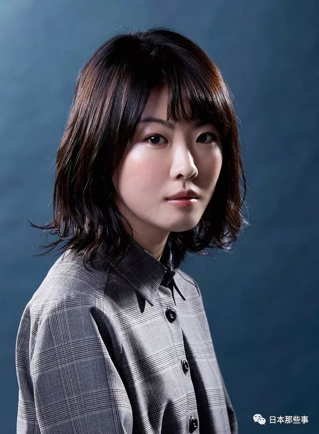 长谷川京子饰演田边真澄,对唯和女儿梢庄严。