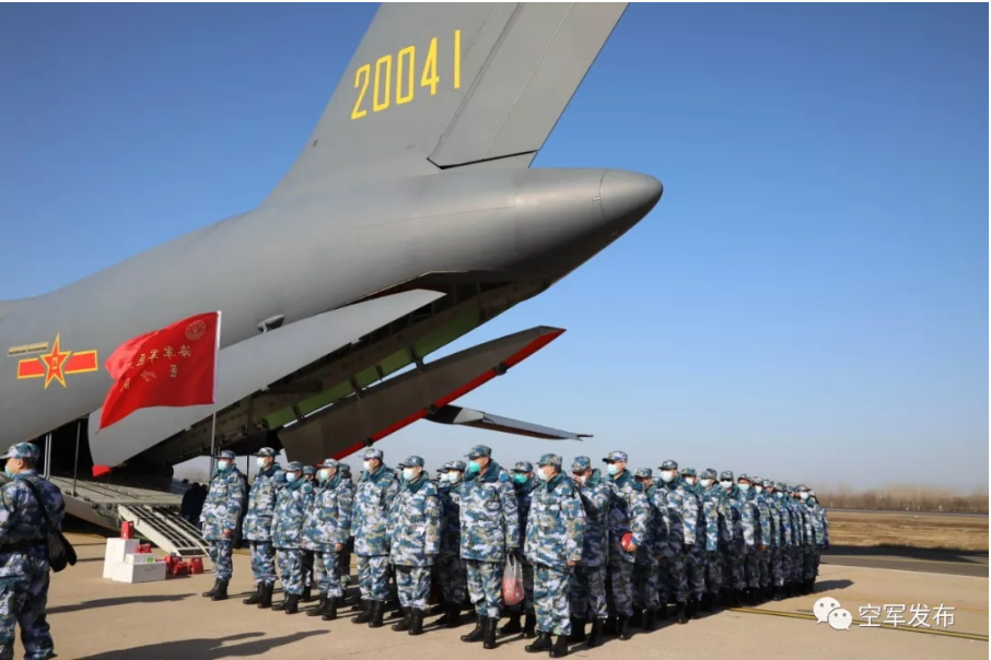 上海虹桥机场医疗队员准备登机? ?龙德勇? 图