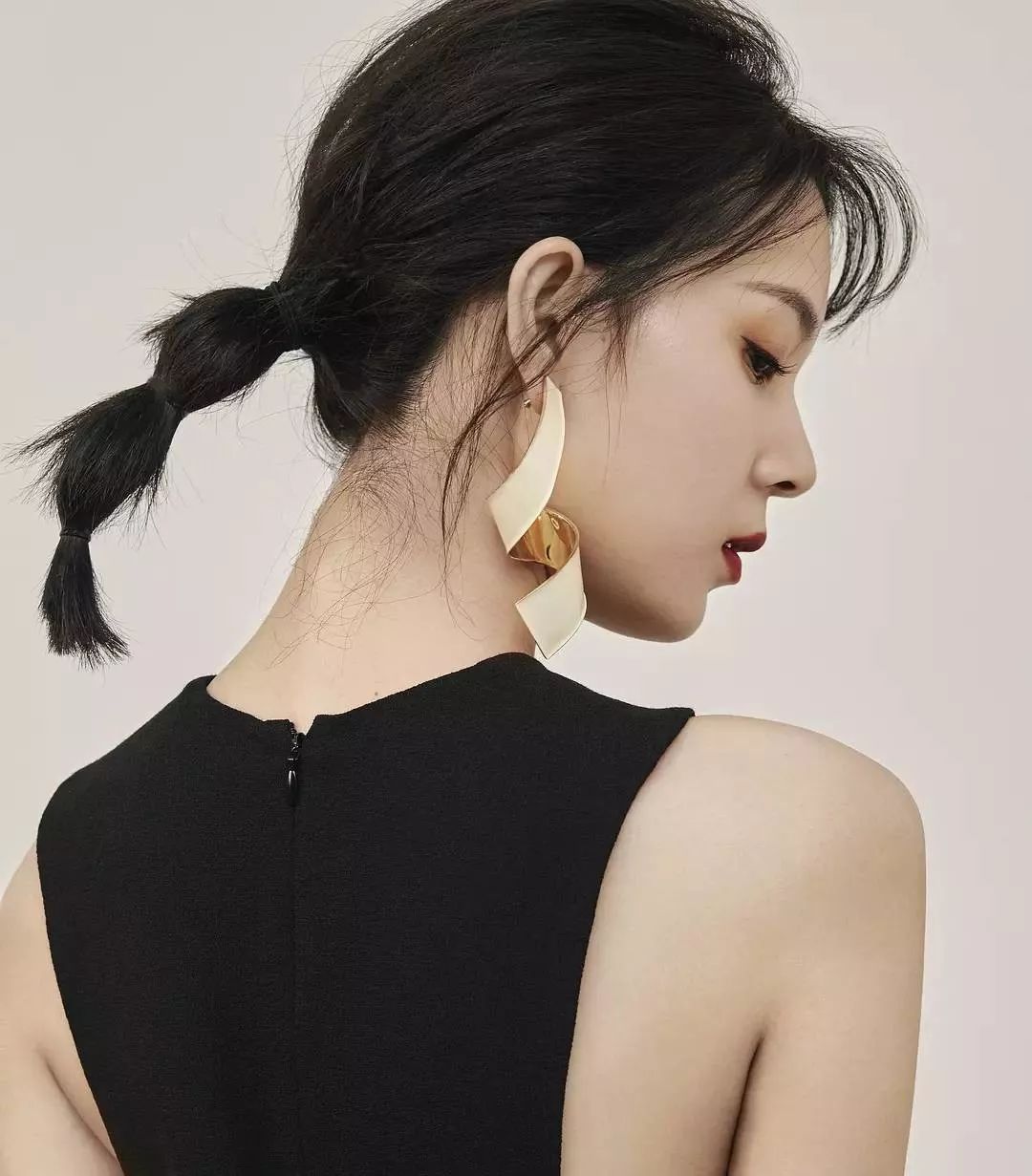 之前斜方肌比较发达,看起来有点溜肩膀的感觉.