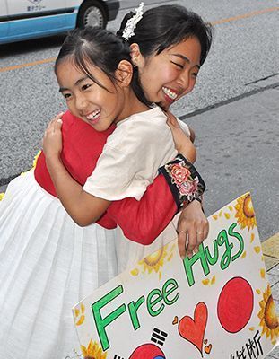韩国女子纵贯日本“求抱抱”，很多日本民众都与尹秀荣热情拥抱