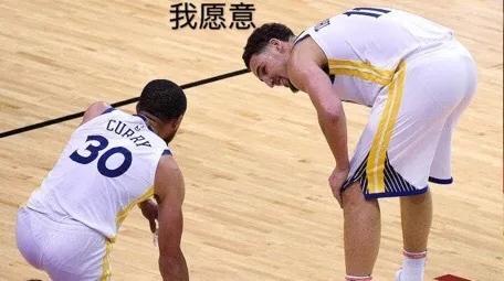 勇士暖心一刻:库里半跪"示爱"汤普森,杜兰特抢戏失败!