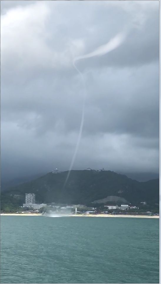 小梅沙近海再现"龙吸水",持续5分钟,令人叹为观止