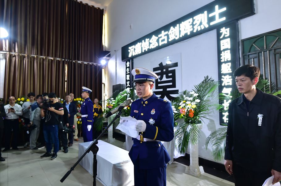 江西赣州籍烈士古剑辉回家了现场万人泪奔