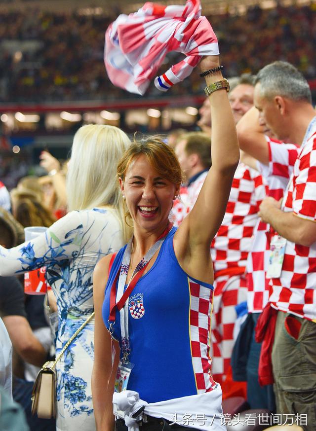 克罗地亚创历史首进世界杯决赛女球迷看台狂欢乐开了花