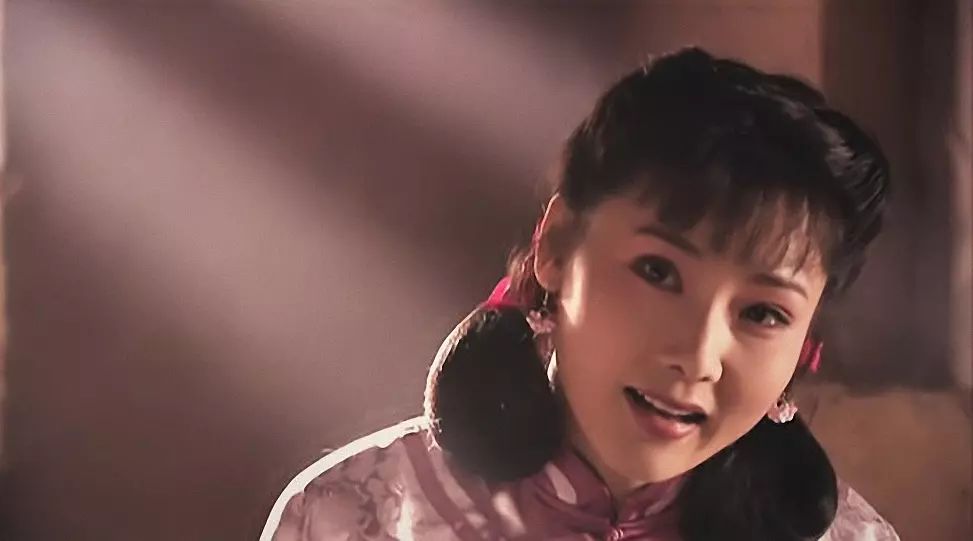 短短一年时间,何赛飞便挑起大梁,担任《终身大事》的女主,一时名震