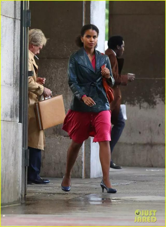 据报道,贝兹饰演的单身母亲苏菲可不简单,她在电影里是小丑疯狂之前的