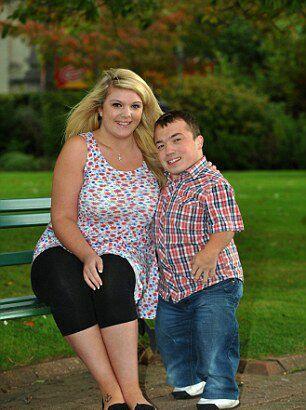 身高1米1的侏儒男子和他1米7高的女友