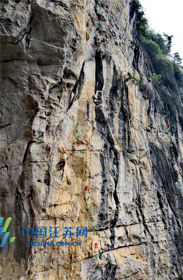 互动高难动作展示中国江苏网讯(毕庆元 刘少松)8月25日-26日,被誉为"