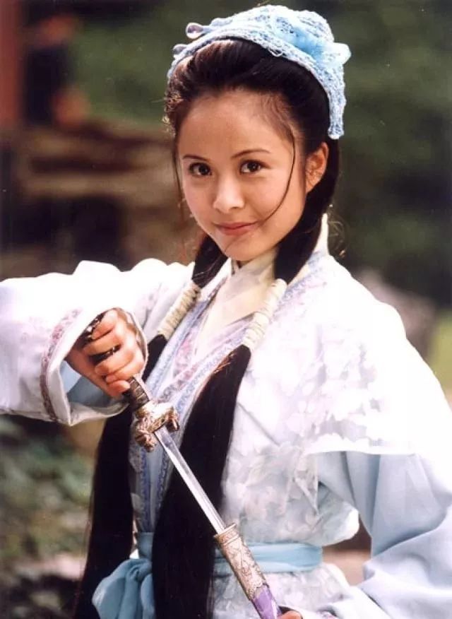 杨若兮在《康熙微服私访记》中饰演坠儿,满脸的胶原蛋白和天然灵动的