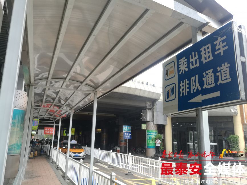 其中就包括对高铁前路接送站入口处的标识牌进行更新,以及在出站口