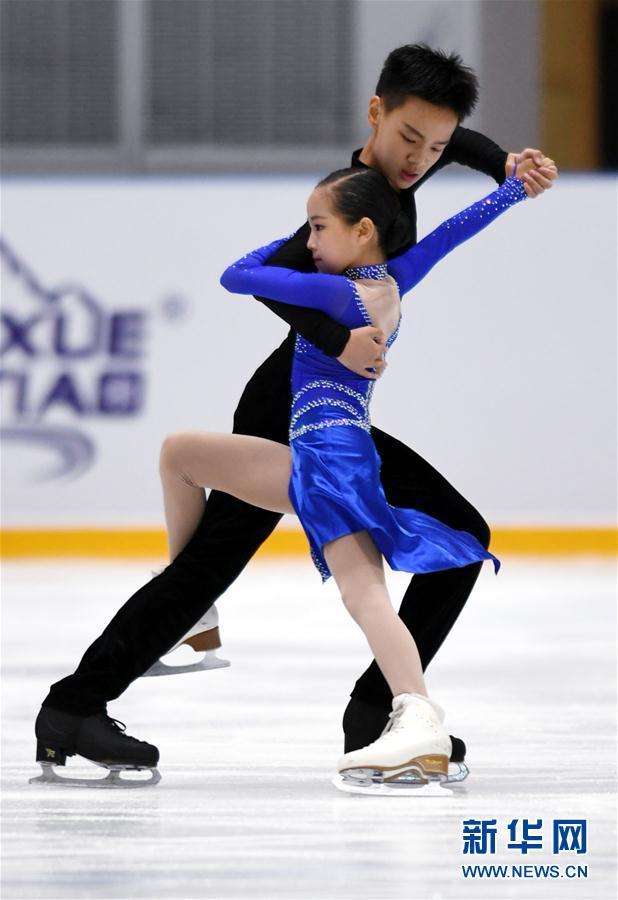 9月14日,来自哈尔滨冬季训练中心的选手刘桐(前)/葛全朔在青年组冰上