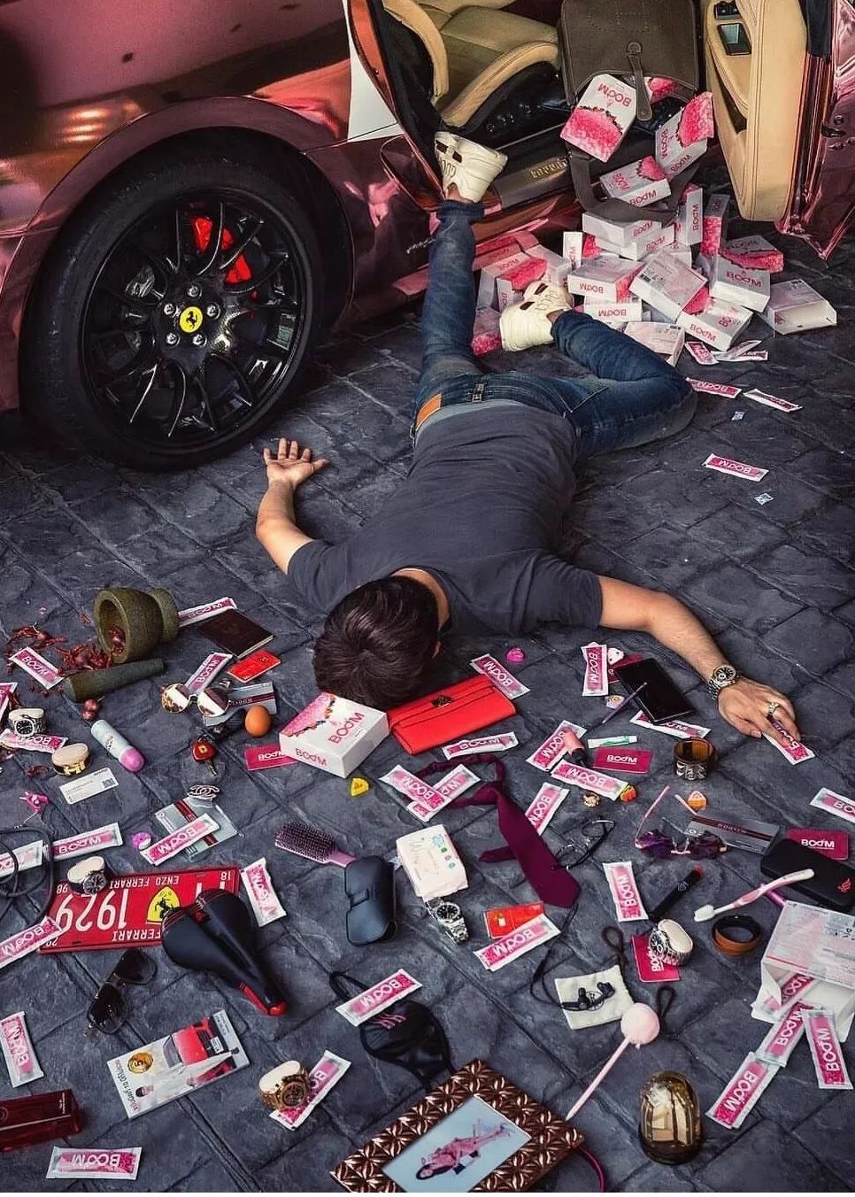 一跤摔出几个亿!炫富挑战为何爆火社交媒体?