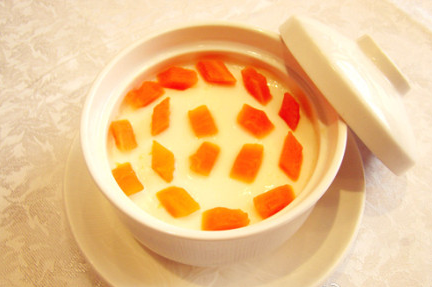 丰胸大餐——木瓜牛奶蒸蛋材料:新鲜木瓜半个,两个鸡蛋,牛奶,糖.